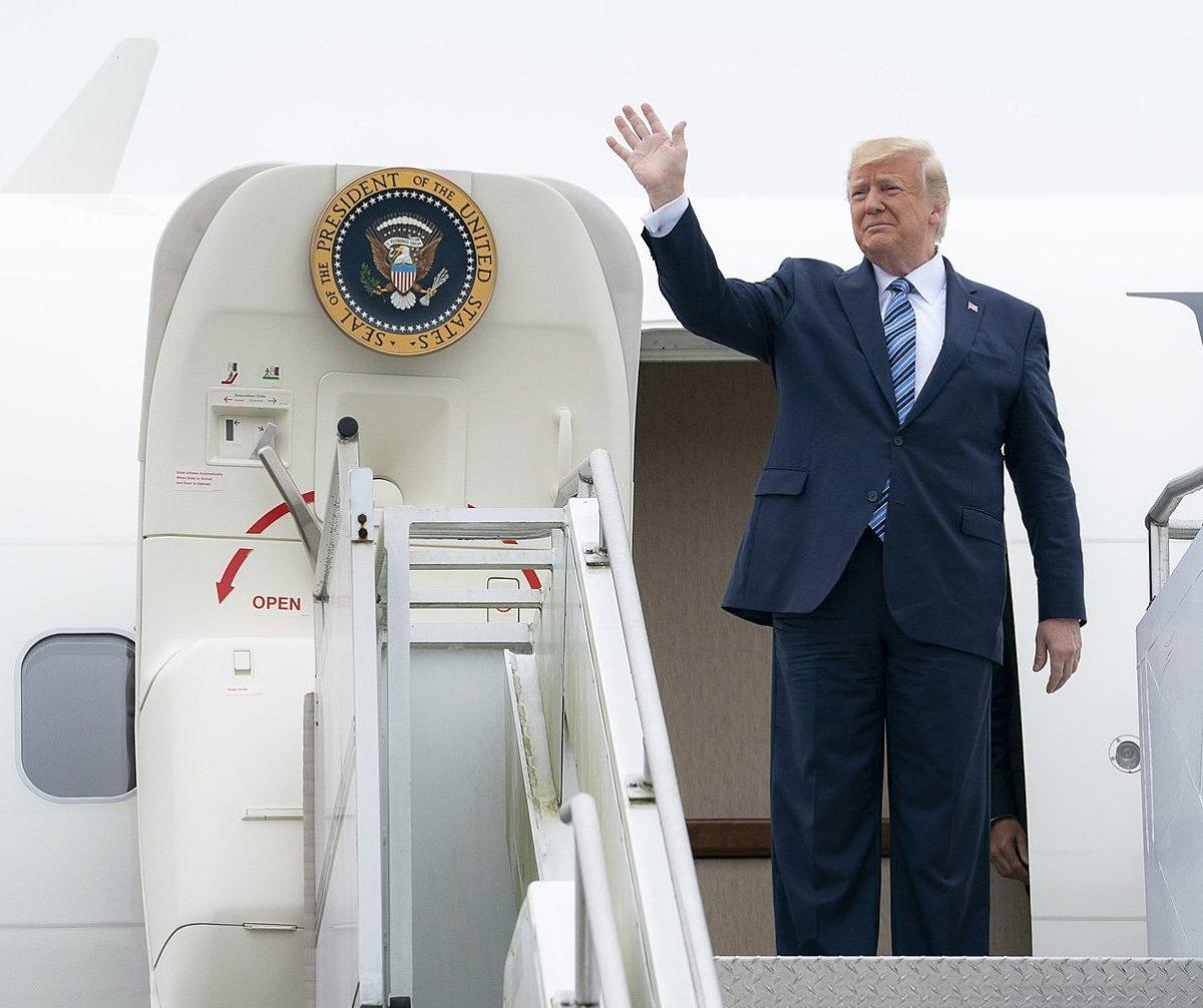 President+Donald+J.+Trump+disembarks+Air+Force+One+at+Pittsburgh+International+Airport+in+Pittsburgh%2C+Pa.+Tuesday%2C+Aug.+13%2C+2019%2C+and+is+greeted+by+state+and+local+officials+upon+his+arrival.+%28Official+White+House+by+Tia+DuFour%29