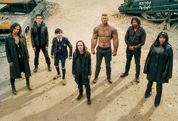 THE UMBRELLA ACADEMY (L to R) ROBERT SHEEHAN as KLAUS HARGREEVES, JUSTIN H. MIN as BEN HARGREEVES, AIDAN GALLAGHER as NUMBER FIVE, ELLEN PAGE as VANYA HARGREEVES, TOM HOPPER as LUTHER HARGREEVES, DAVID CASTAÑEDA as DIEGO HARGREEVES and EMMY RAVER-LAMPMAN as ALLISON HARGREEVES in episode 201 of THE UMBRELLA ACADEMY Cr. CHRISTOS KALOHORIDIS/NETFLIX © 2020