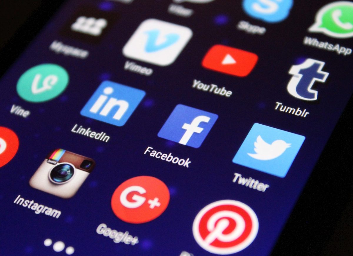 Photo shows a phone screen with multiple social media apps. Photo courtesy of Pixelkult on Pixabay