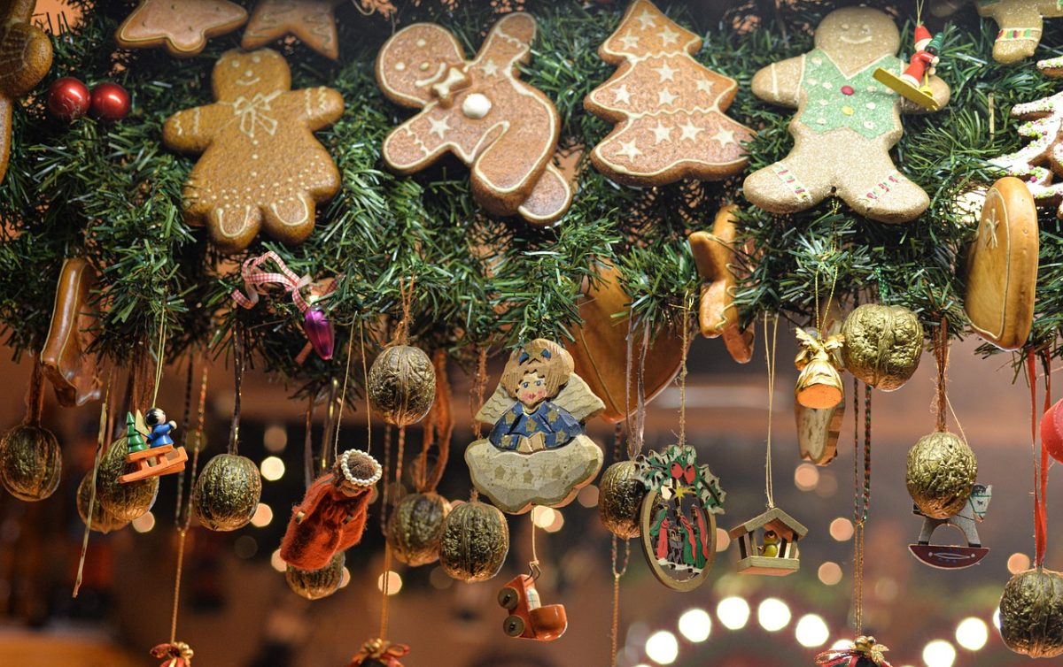 Photo shows ornaments hanging from a wreath. Photo courtesy of wal_172619 on Pixabay